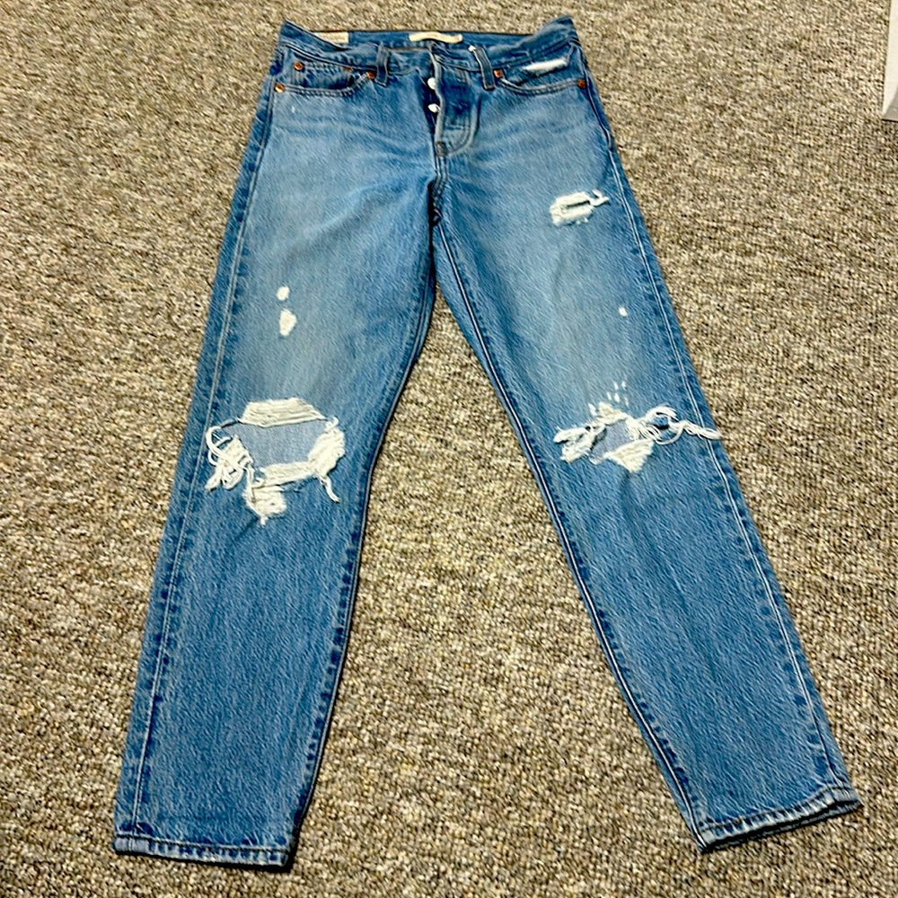 Levi premium denim Size 26 button fly. Trendy look. Very good condition.
